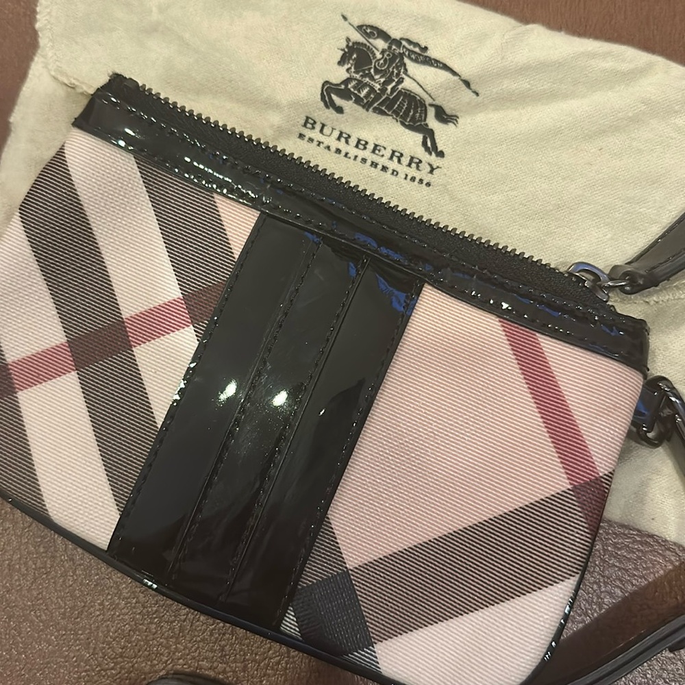 Like new Burberry Wristlet w Patent Leather